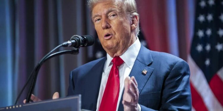 Trump amenaza con aranceles del 100% a países BRICS por socavar al dólar