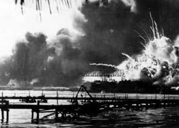 Trump bromea sobre Pearl Harbor y ataque a Irán