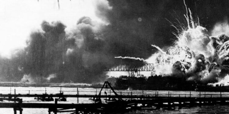 Trump bromea sobre Pearl Harbor y ataque a Irán