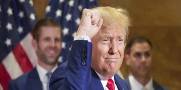 Trump critica a migrantes y promete deportaciones