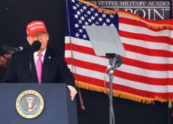 Trump critica a militares trans en discurso en West Point