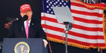 Trump critica a militares trans en discurso en West Point