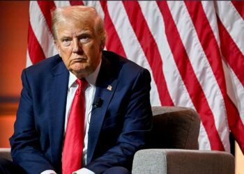 Trump cuestiona raza de Kamala Harris con falsedades en reunión de periodistas negros