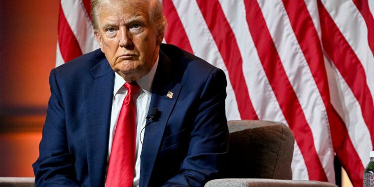 Trump cuestiona raza de Kamala Harris con falsedades en reunión de periodistas negros
