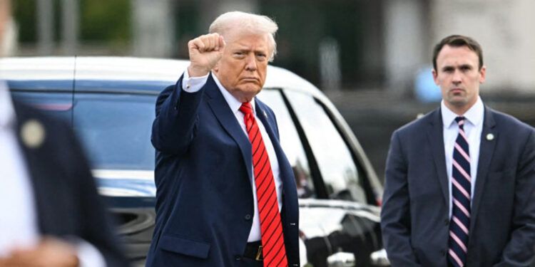 Trump demanda al New York Times por 15,000 millones de dólares