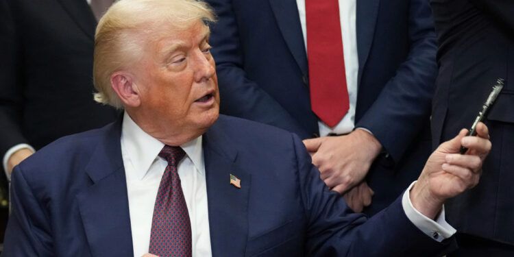 Trump destituye a demócratas de junta financiera de Puerto Rico
