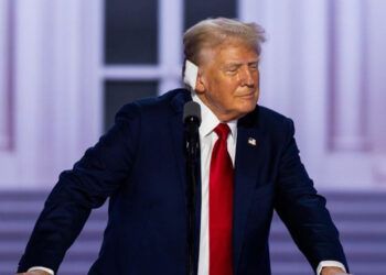 Trump dice que estaría muerto si no movía la cabeza