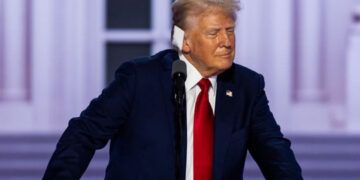 Trump dice que estaría muerto si no movía la cabeza