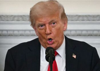 Trump enfrenta demanda por bloquear beneficios de salud a inmigrantes