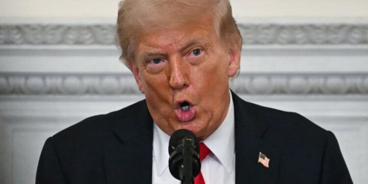 Trump enfrenta demanda por bloquear beneficios de salud a inmigrantes