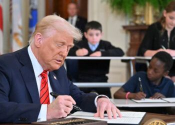 Trump firma decreto para eliminar el Departamento de Educación