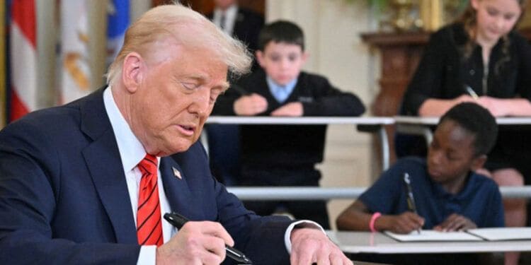 Trump firma decreto para eliminar el Departamento de Educación