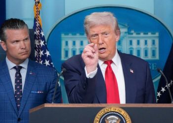 Trump firma orden para procesar a quienes quemen la bandera