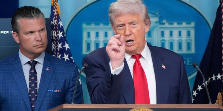 Trump firma orden para procesar a quienes quemen la bandera
