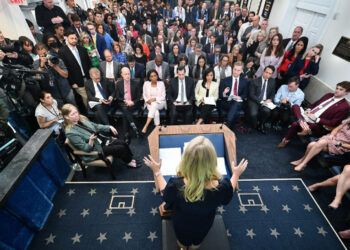 Trump intensifica su ofensiva contra la prensa en 100 días