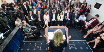 Trump intensifica su ofensiva contra la prensa en 100 días