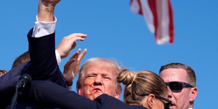 Trump levemente herido en un atentado durante mitin
