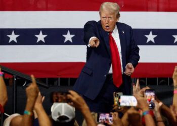 Trump llama "lunática" a Harris en primer mitin tras retiro de Biden