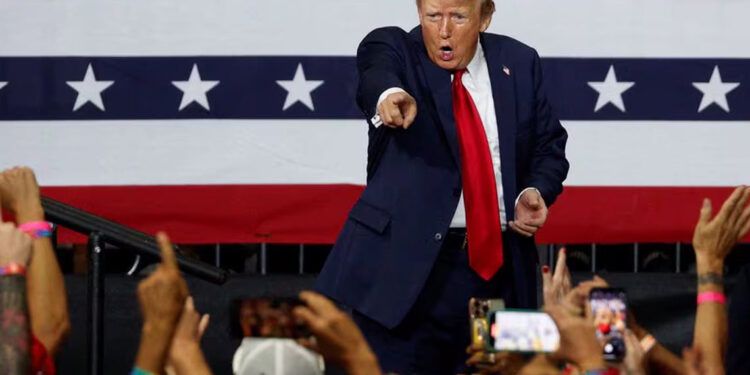 Trump llama "lunática" a Harris en primer mitin tras retiro de Biden