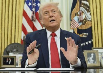 Trump pide reanudar expulsiones de migrantes a El Salvador
