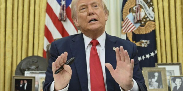 Trump pide reanudar expulsiones de migrantes a El Salvador