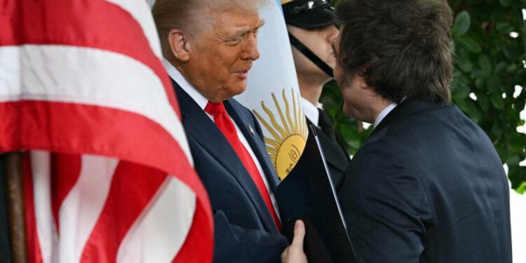 Trump recibe a Milei en la Casa Blanca y lo elogia como “gran líder”