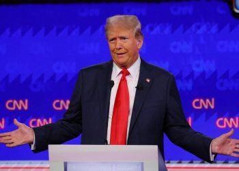 Trump se burla del desempeño de Biden en debate