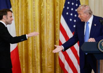 Trump y Macron prometen trabajar juntos por la paz en Ucrania