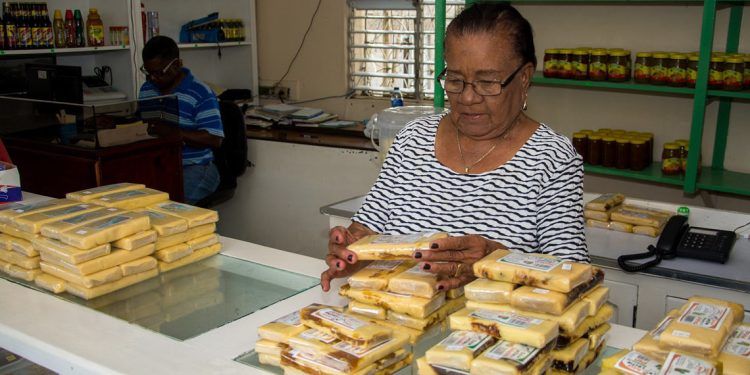 Tula chalas, la reina de los dulces, celebra 99 años como ícono en el seibo