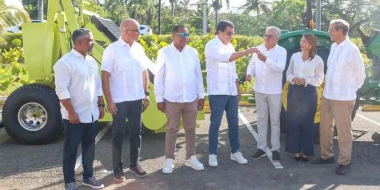 Turismo entrega maquinaria para limpieza de playas en Playa Dorada