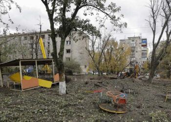Ucrania lucha por restablecer electricidad y calefacción tras masivos ataques rusos