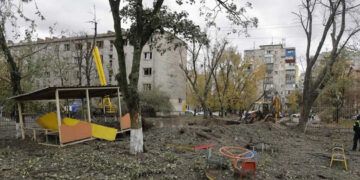 Ucrania lucha por restablecer electricidad y calefacción tras masivos ataques rusos