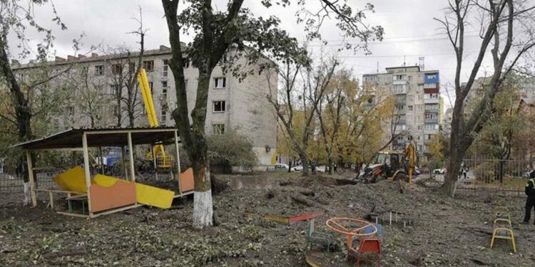 Ucrania lucha por restablecer electricidad y calefacción tras masivos ataques rusos