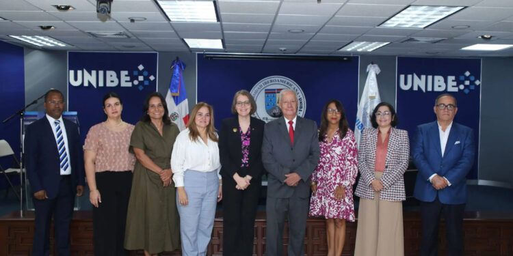 UNIBE realiza panel sobre el nuevo código penal