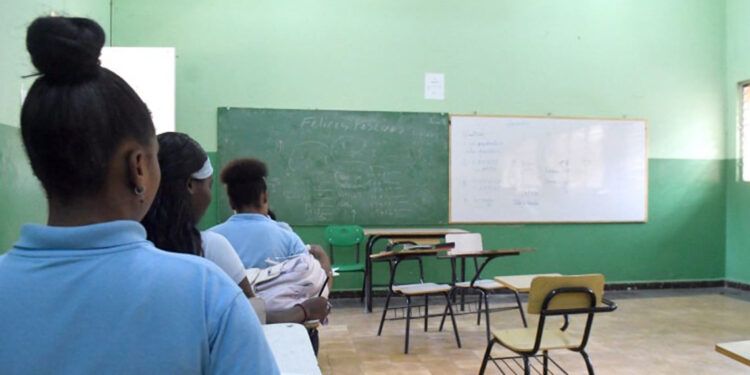 Uno de cada cuatro adolescentes no asiste a clases en RD
