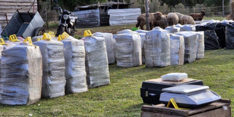 Uruguay incauta más de dos toneladas de cocaína destinadas a Europa