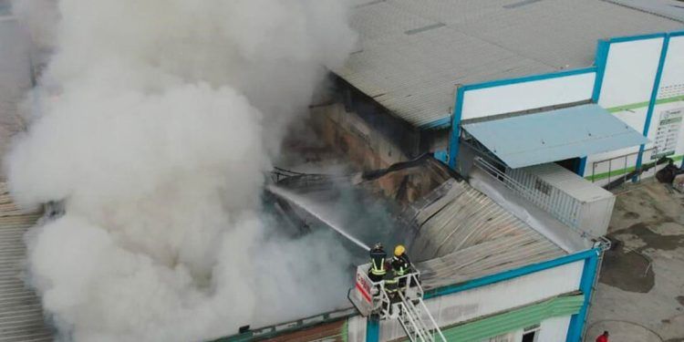 Uso de drones fue vital para controlar incendio en nave industrial