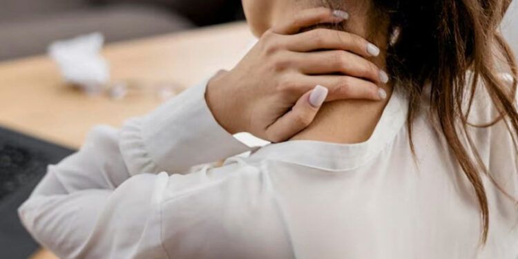 Uso excesivo del aire acondicionado en verano puede causar contracturas musculares