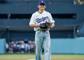 V de BTS lanza la primera bola en juego de los Dodgers