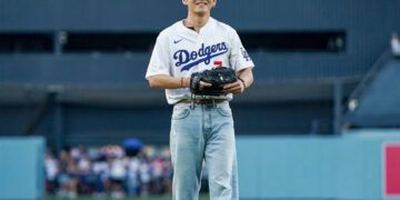 V de BTS lanza la primera bola en juego de los Dodgers