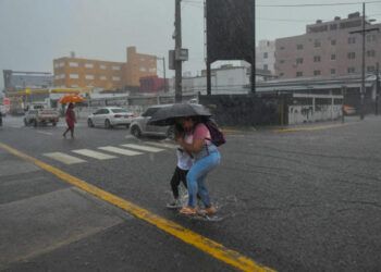 Vaguada mantiene lluvias este viernes y se emiten alertas meteorológicas