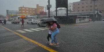 Vaguada mantiene lluvias este viernes y se emiten alertas meteorológicas