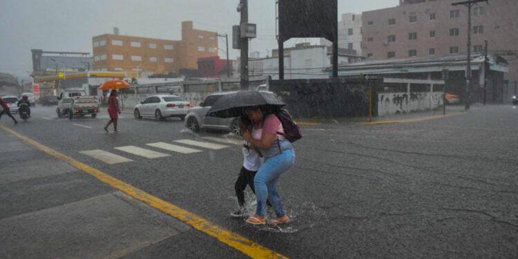 Vaguada mantiene lluvias este viernes y se emiten alertas meteorológicas