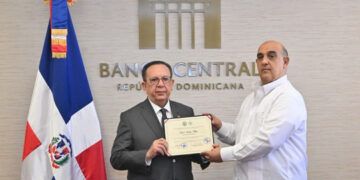 Valdez Albizu recibe reconocimiento del Colegio Dominicano de Economistas
