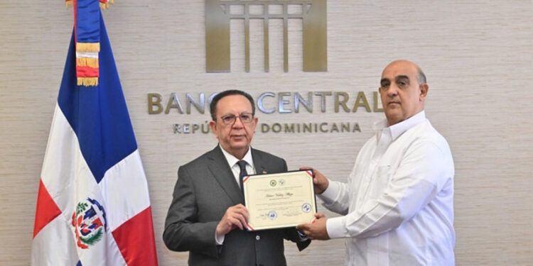 Valdez Albizu recibe reconocimiento del Colegio Dominicano de Economistas