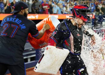 Alejandro Kirk guía triunfo de Azulejos 6-5 sobre Rangers