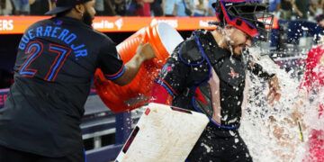 Alejandro Kirk guía triunfo de Azulejos 6-5 sobre Rangers