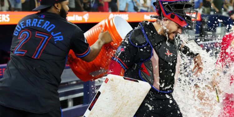Alejandro Kirk guía triunfo de Azulejos 6-5 sobre Rangers