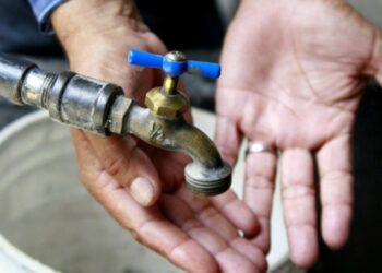 Vecinos del 30 de Mayo denuncian agua contaminada sin respuesta de la CAASD