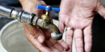 Vecinos del 30 de Mayo denuncian agua contaminada sin respuesta de la CAASD